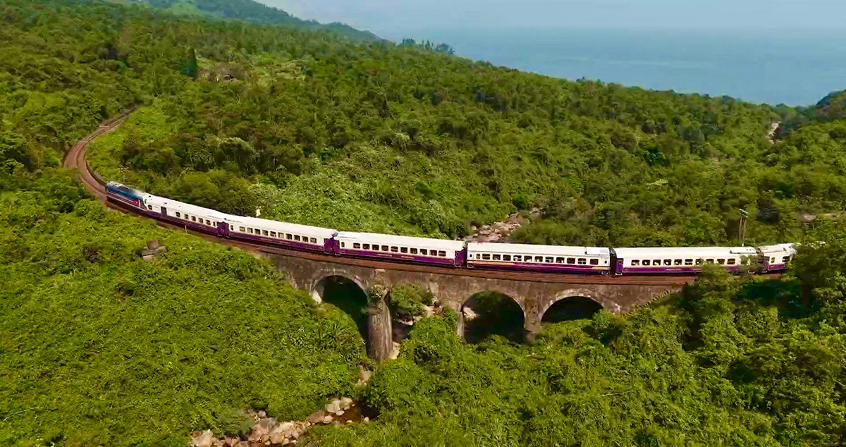 An American magazine honored two Vietnamese train journeys in the top 20 most beautiful train trips in the world